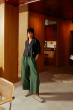 Load image into Gallery viewer, L.F.Markey Basic Linen Trouser Hunter Green
