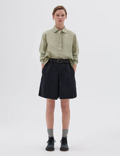 Load image into Gallery viewer, MHL W&#39; Pleated Dry Cotton Shorts Carbon
