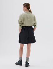 Load image into Gallery viewer, MHL W&#39; Pleated Dry Cotton Shorts Carbon
