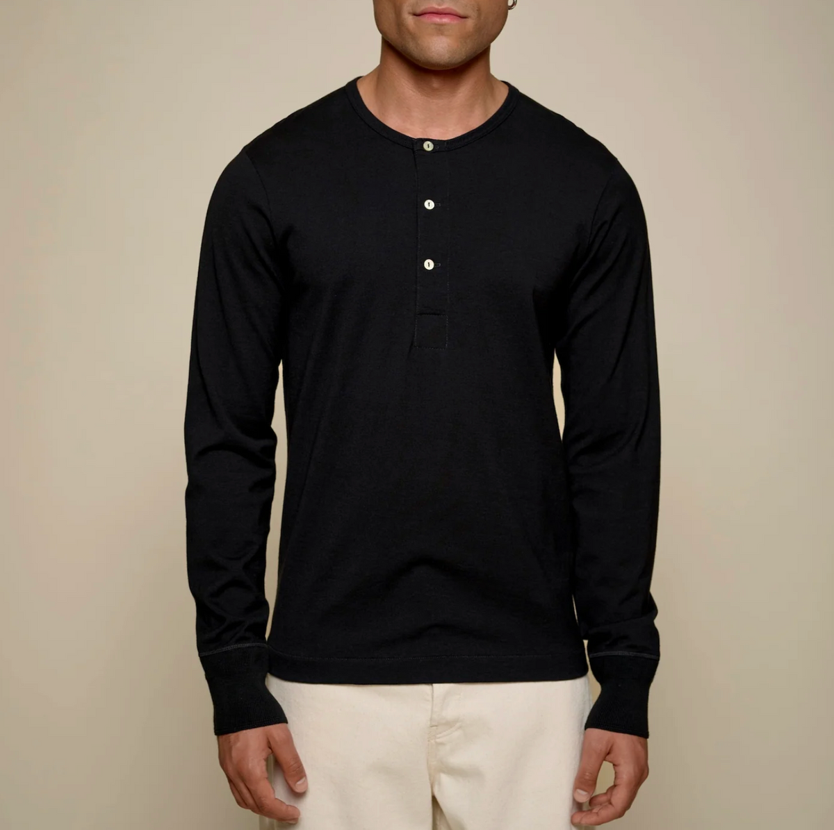 Merz b. Schwanen 2M206 LS Refined Fit Henley Deep Black