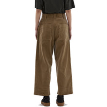 Load image into Gallery viewer, MHL W&#39; Pleated Cropped Trouser Heavy Corduroy Putty
